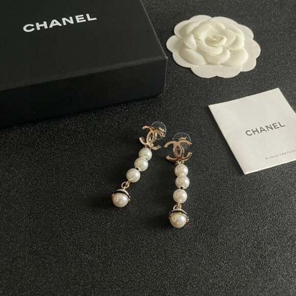 CHANEL Earrings - Picture 3 of 3